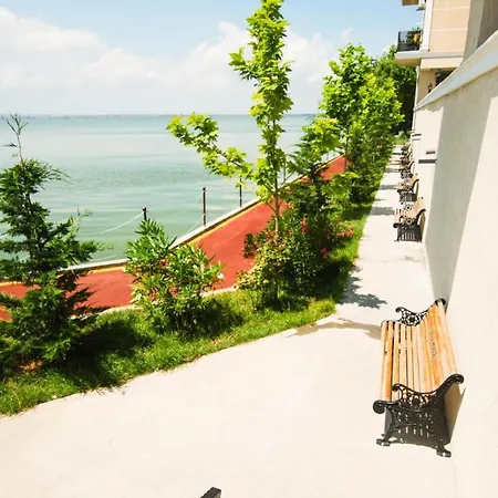 Solid Apartment Mamaia